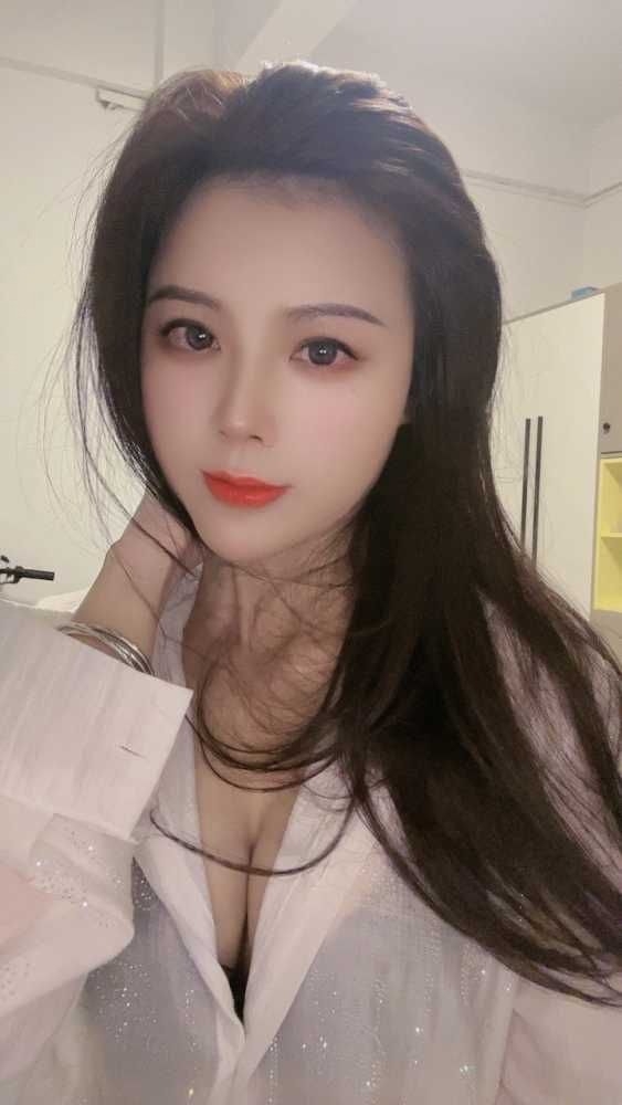 白云大奶美眉依依