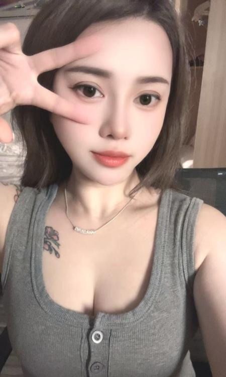 皮肤白奶子大颜值妹妹