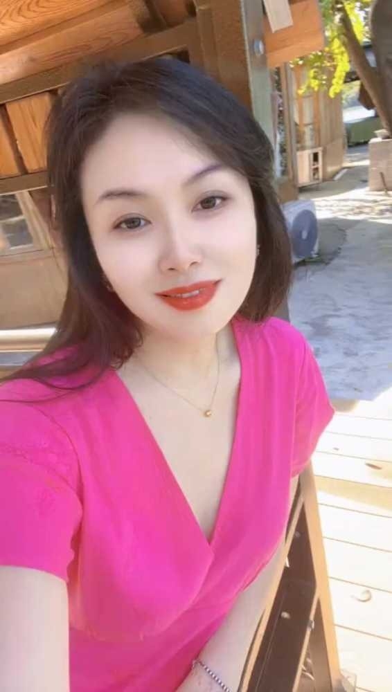 宝安身形丰满性感会撩-糖果