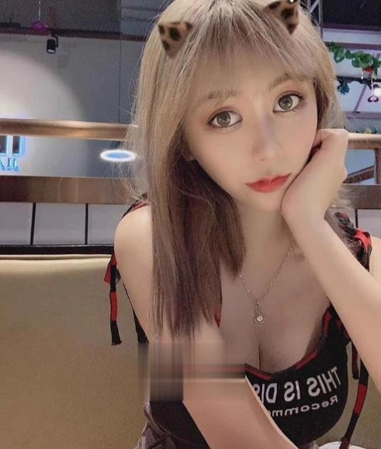 苗条型大胸嫩妹